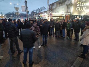 foto, delijski vis protest 20.1.24 5, privatna arhiva Građani niškog naselja Delijski Vis u petak ponovo blokiraju saobraćaj, tražeći asfalt i kanalizaciju 15