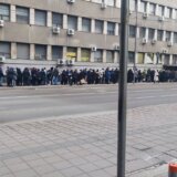 "Kilometarski" redovi ispred pošta u Nišu: Vaučeri za odmor planuli za par sati 2