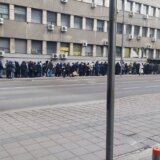 "Kilometarski" redovi ispred pošta u Nišu: Vaučeri za odmor planuli za par sati 5
