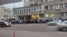 "Kilometarski" redovi ispred pošta u Nišu: Vaučeri za odmor planuli za par sati 6