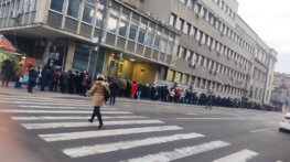 "Kilometarski" redovi ispred pošta u Nišu: Vaučeri za odmor planuli za par sati 7
