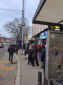 foto, podela vaucera 7, foto citalac danasa "Kilometarski" redovi ispred pošta u Nišu: Vaučeri za odmor planuli za par sati 8