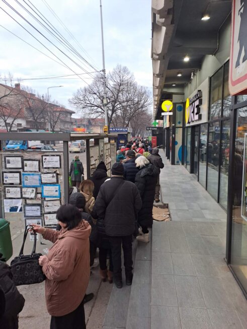 foto, podela vaucera 8, foto citalac danasa "Kilometarski" redovi ispred pošta u Nišu: Vaučeri za odmor planuli za par sati 9