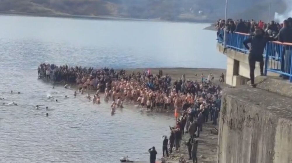 Kako je proteklo plivanje za Časni krst na jezeru Gazivode? (VIDEO) 1
