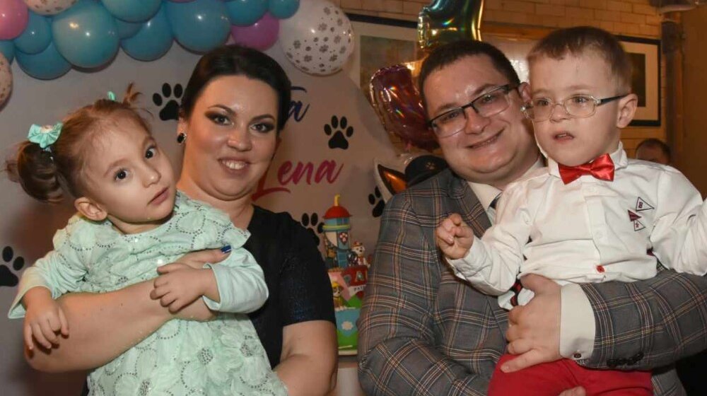 Lena i Kosta su na rođenju imali 700 i 800 grama: Apel za pomoć porodice Ćeferjanović iz Zaječara, koja je prve reči svojih blizanaca čekala dve godine 1