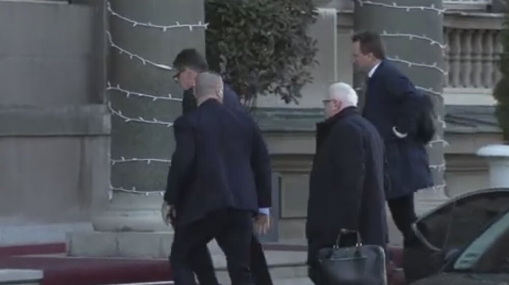 Završen sastanak Lajčaka i Vučića na Andrićevom vencu, Simo Spasić dobacivao na ulazu (VIDEO) 1
