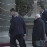 Završen sastanak Lajčaka i Vučića na Andrićevom vencu, Simo Spasić dobacivao na ulazu (VIDEO) 10
