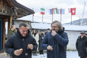 Hvala vam što pravite filmove o sirotinji i saosećate sa ljudima izbačenim na margine društva: "Zlatno jaje" 17. Kustendorfa reditelju Mihailu Gorobčuku 2 Hvala vam što pravite filmove o sirotinji i saosećate sa ljudima izbačenim na margine društva: "Zlatno jaje" 17. Kustendorfa reditelju Mihailu Gorobčuku 1