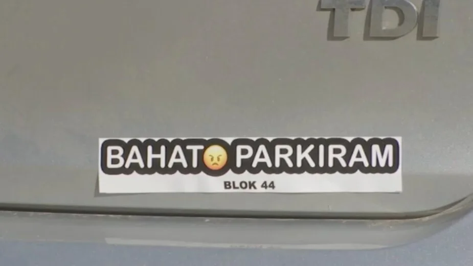 Na Novom Beogradu osvanule nalepnice "Bahato parkiram": Stanari rešili da stanu na put nepropisnom parkiranju 2