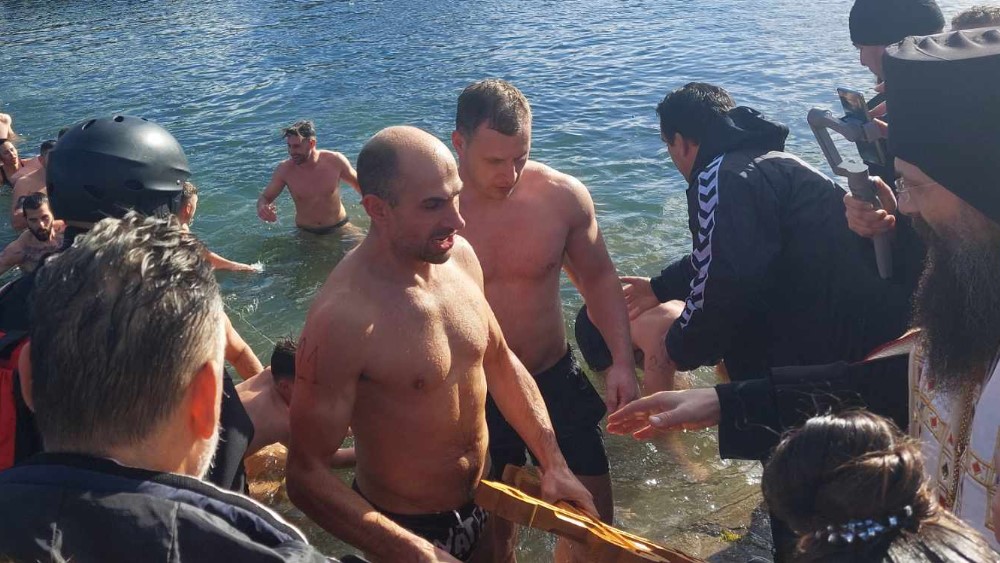 “Pobednici smo svi koji smo danas skočili u hladnu vodu”: Zaječarac Marko Panić pobednik bogojavljenskog plivanja 3