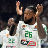 Matijas Lesor dočekan ovacijama po ulasku u “Beogradsku arenu”: Francuz gleda evroligaški derbi sa svojom porodicom (VIDEO) 5