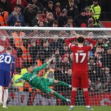 Nunjez četiri puta pogodio okvir Petrovićevog gola, jednom i iz penala, ali je Liverpul dao Čelsiju i četiri pogotka 10