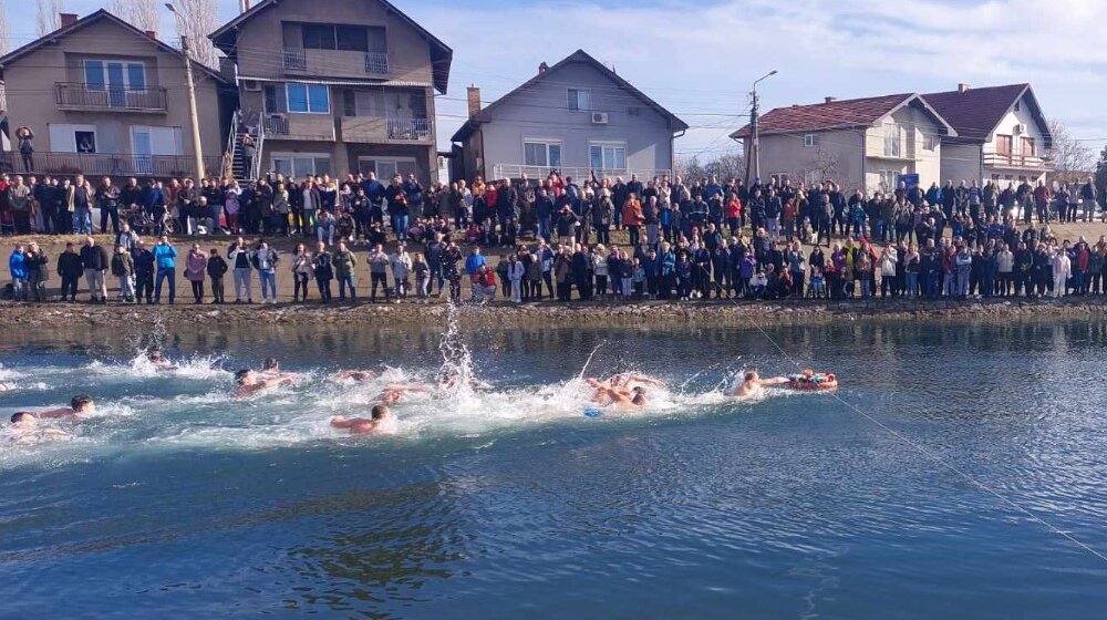 “Pobednici smo svi koji smo danas skočili u hladnu vodu”: Zaječarac Marko Panić pobednik bogojavljenskog plivanja 1