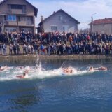“Pobednici smo svi koji smo danas skočili u hladnu vodu”: Zaječarac Marko Panić pobednik bogojavljenskog plivanja 8