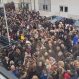 Počelo potpisivanje peticije za smenu gradonačelnika u Severnoj Mitrovici, među okupljenima i predsednik Srpske liste 5