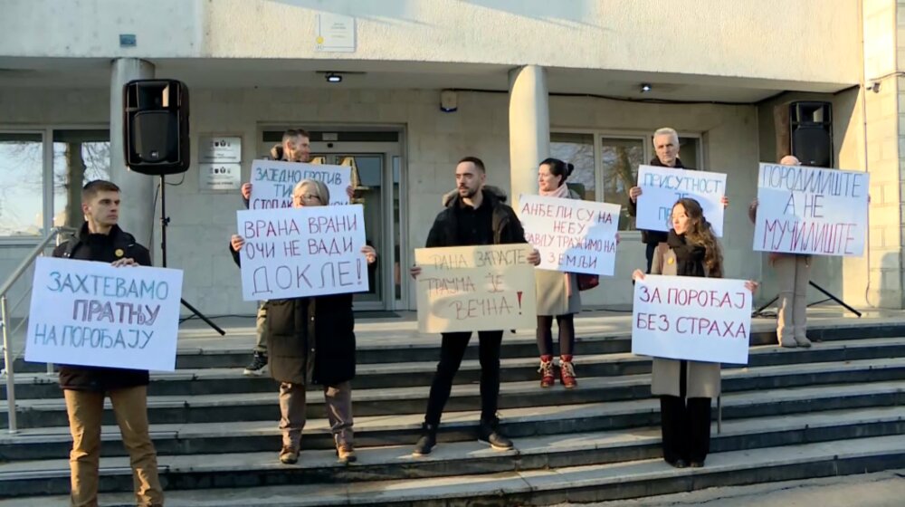 Protest u Sremskoj Mitrovici zbog akušerskog nasilja, obratila se i Marica Mihajlović 1