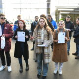 „Lajanje na RTS“, protest studenata ispred javnog servisa: Zatražili da gostuju u informativnim emisijama RTS 12