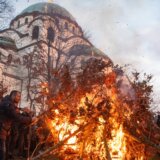 Šta simbolizuje badnjak: Tradicija na Badnji dan koja se ne prekida 8