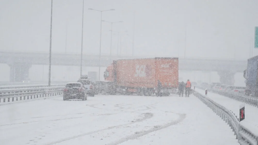 Saobraćajne nesreće usled neočišćenog kolovoza Saobraćajne nesreće usled neočišćenog kolovoza: Koga je i zašto iznenadio sneg u januaru? 2