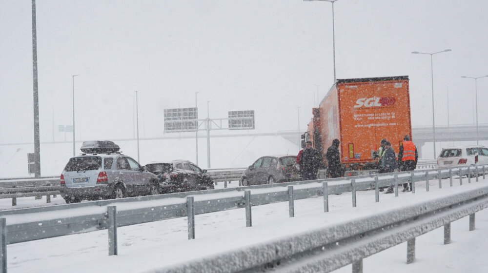 Pojačan intenzitet saobraćaja, oprez zbog magle i moguće poledice 1