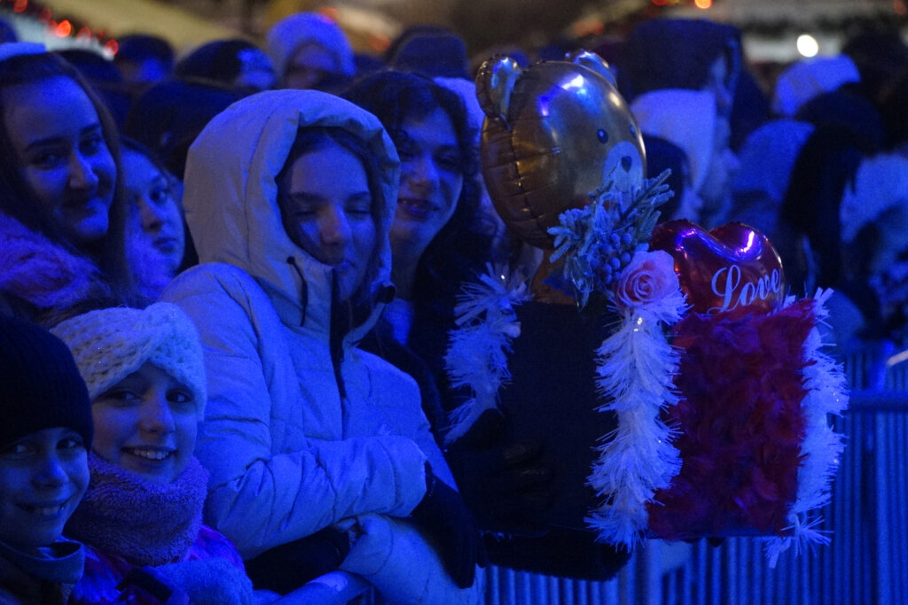 Nova godina po julijanskom kalendaru dočekuje se na trgovima širom Srbije (FOTO) 2 Nova godina po julijanskom kalendaru dočekuje se na trgovima širom Srbije (FOTO) 5