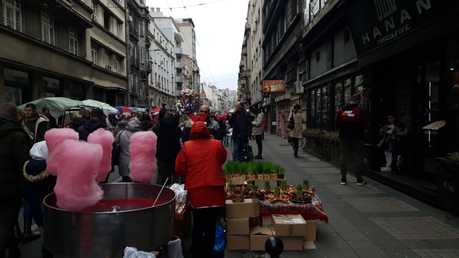 "Ulica otvorenog srca" u Beogradu: Igračke i slatkiši za najmlađe, ali i rakija za odrasle 9