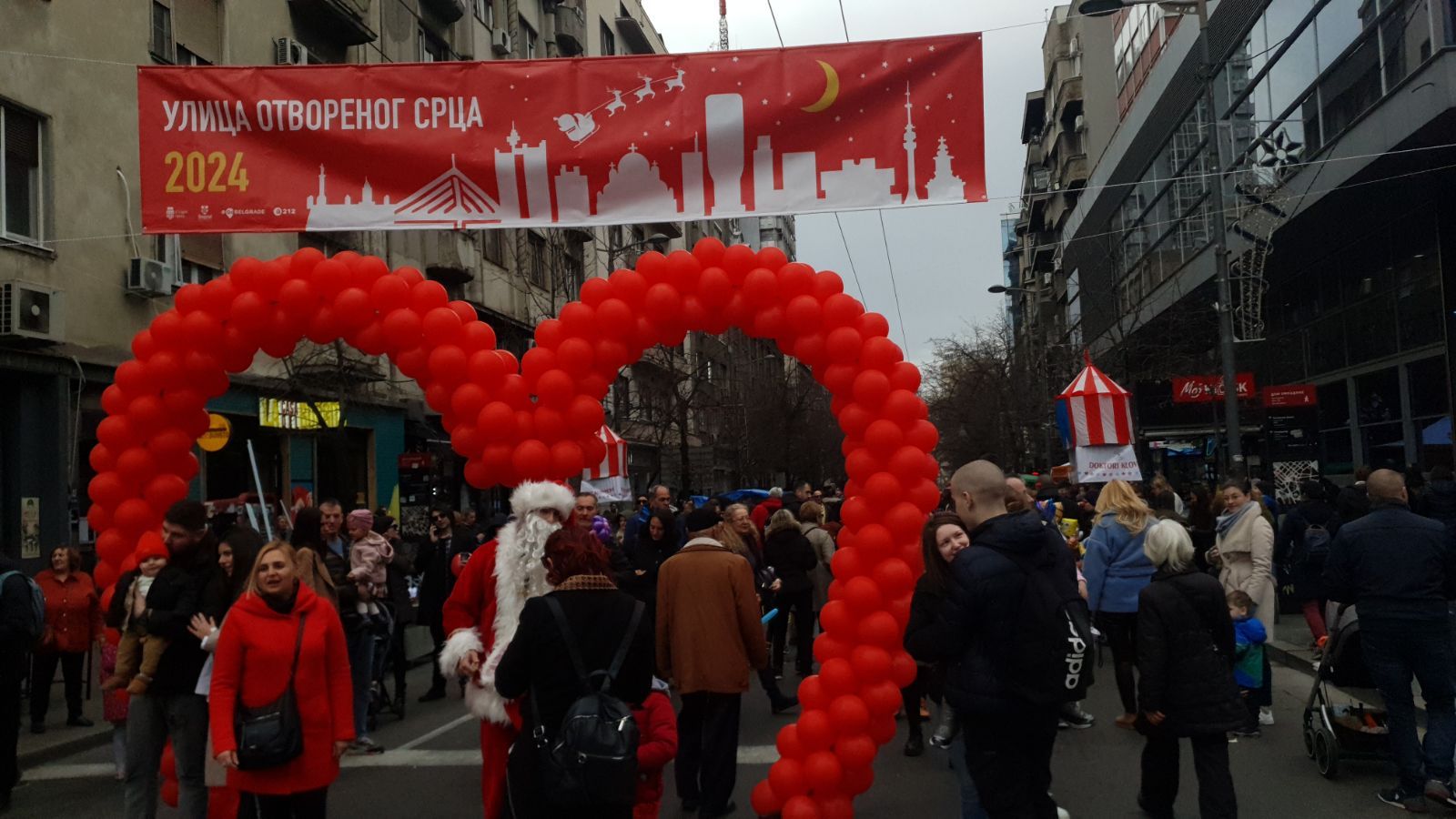 "Ulica otvorenog srca" u Beogradu: Igračke i slatkiši za najmlađe, ali i rakija za odrasle 8