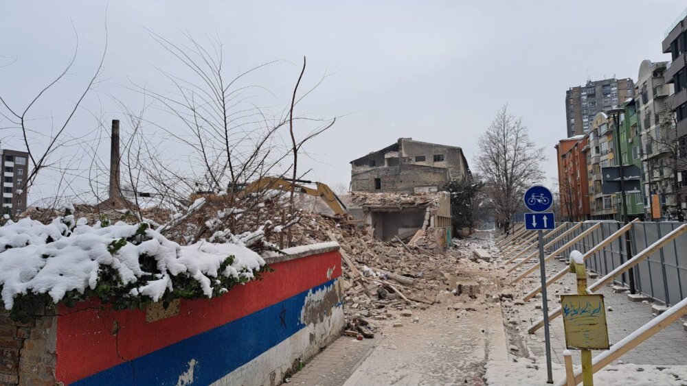 Gradnja na Podbari: Rušenje Elektroporcelana Gradnja na Podbari: Ruši se zgrada nekadašnjeg "Elektroporcelana", Novi Sad na vodi prostiraće se na više manjih mesta 4