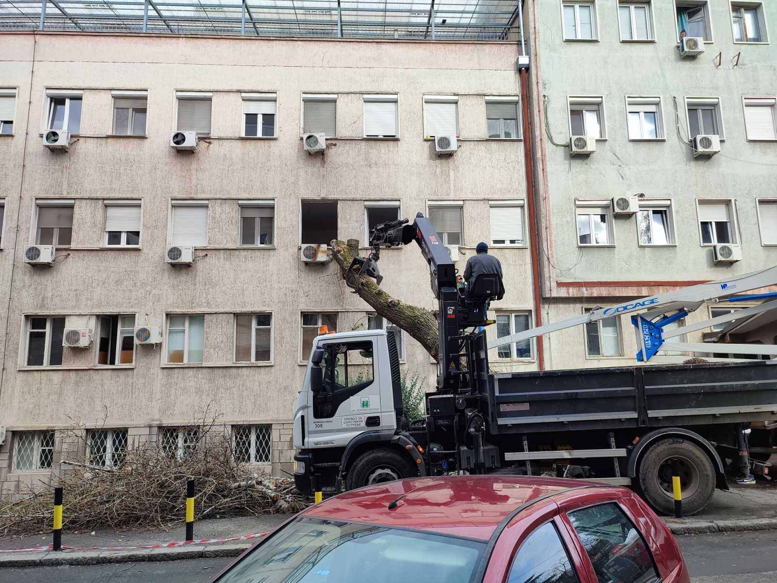 Drvo palo na zgradu porodilišta KBC Zvezdara (FOTO) 2 Drvo palo na zgradu porodilišta KBC Zvezdara (FOTO) 3