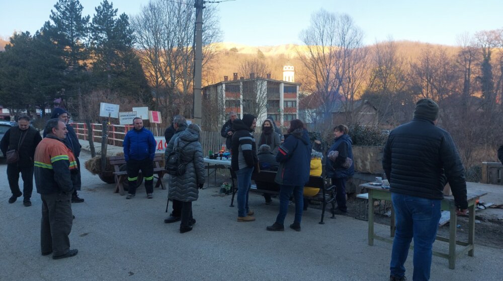 Meštani Krivelja blokirali put, traže obeštećenje od Ziđina, a rešenje vide u razgovoru sa predsednikom i ministarkom (FOTO) 1