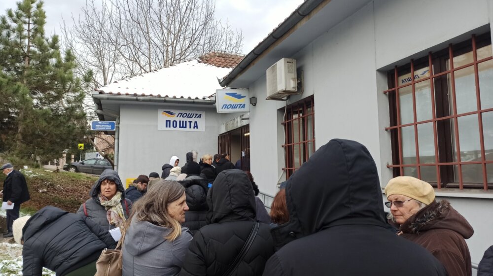 Gužve u poštama širom Srbije zbog turističkih vaučera, podeljeno svih 100.000 za samo par sati 1