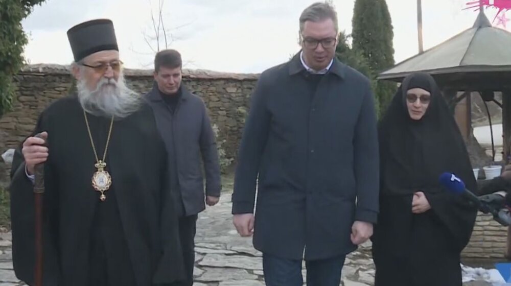 Vučić obilazi manastir u selu Lepčince kod Vranja, regionalni mediji javljaju da neće posetiti školu u Lučanima 1