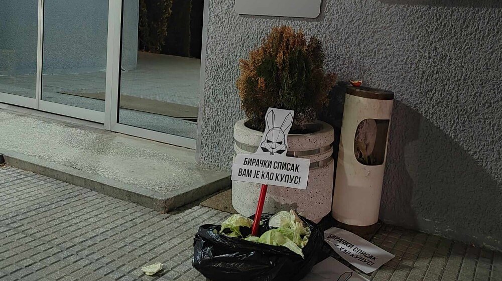 Priveden na informativni razgovor zato što je učestvovao u performansu "Birački spisak vam je kao kupus" 1