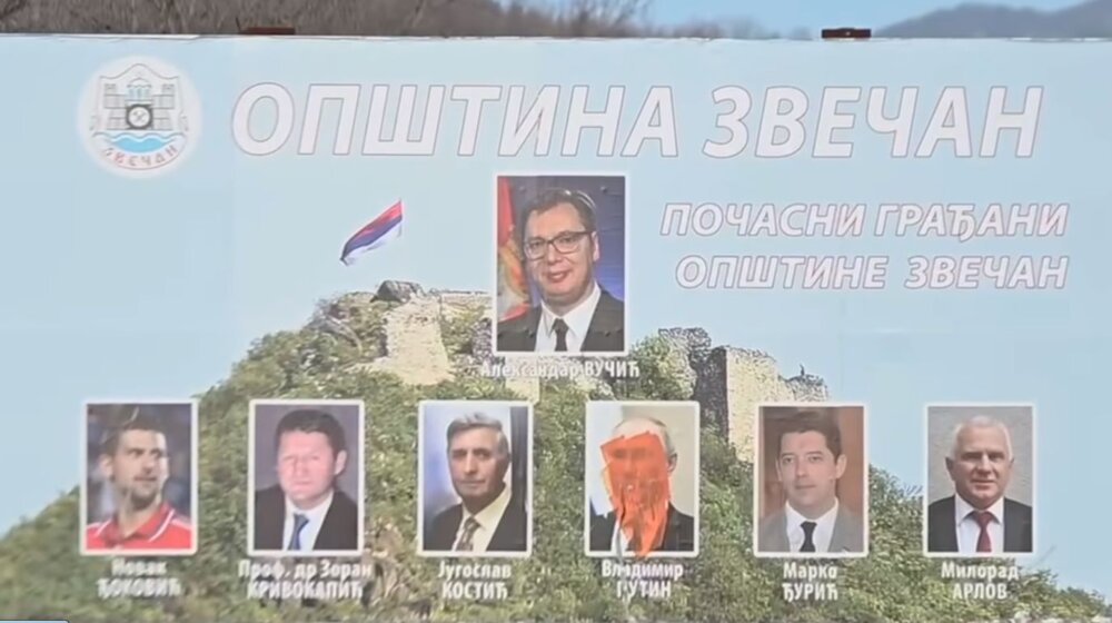 Uklonjen bilbord sa likovima počasnih građana Zvečana - Vučića, Đokovića, Putina...(VIDEO) 1