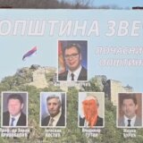 Uklonjen bilbord sa likovima počasnih građana Zvečana - Vučića, Đokovića, Putina...(VIDEO) 8