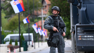 Srpska lista saopštila je da su u prostorije „Službenog glasnika“ u Severnoj Mitrovici danas upali pripadnici Kosovske policije, nasilno isterali zaposlene sa radnih mesta i oduzeli im službenu opremu i hiljade knjiga namenjenih deci.