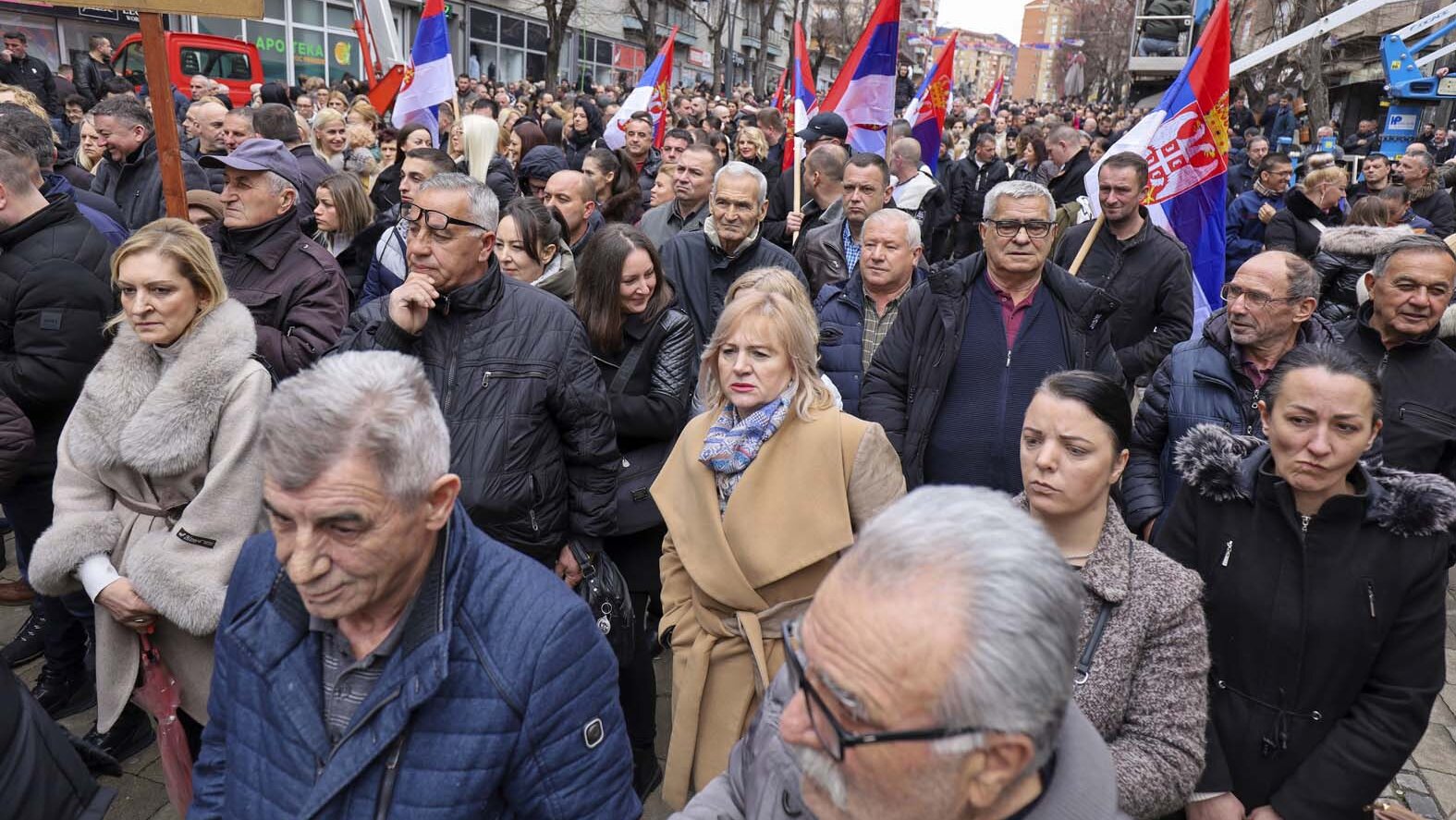 Na čelu funkcioneri Srpske liste i Srpske demokratije: Nekoliko hiljada Srba na protestu Udruženja ujedinjenih penzionera u severnom delu Kosovske Mitrovice 2