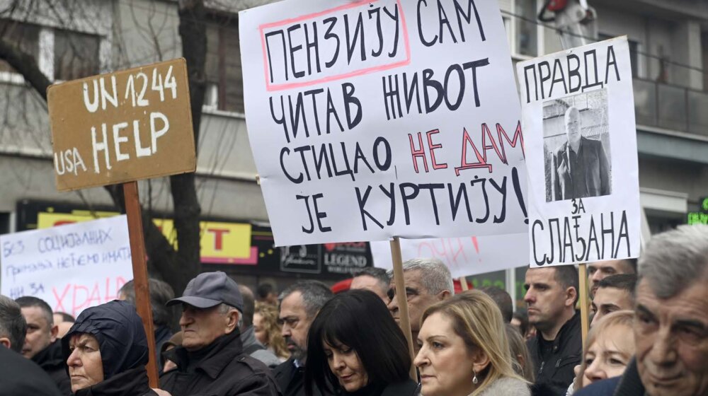 Na čelu funkcioneri Srpske liste i Srpske demokratije: Nekoliko hiljada Srba na protestu Udruženja ujedinjenih penzionera u severnom delu Kosovske Mitrovice 1