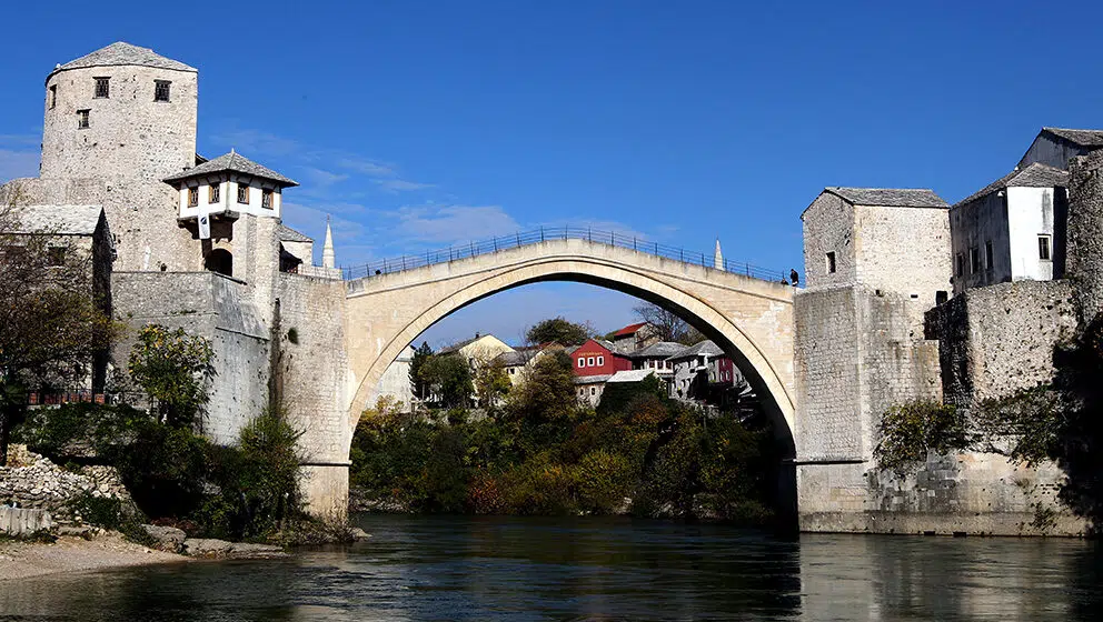 Skandal zbog predstave "Oslobođeni Mostar" reditelja Zlatka Pakovića prema knjizi Dragana Markovine 1