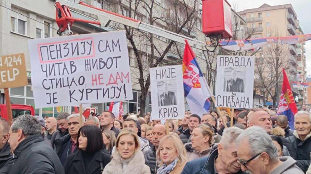 Sa protesta Srba u Kosovskoj Mitrovici zbog ukidanja dinara poruke međunarodnoj zajednici: Nije lako danas biti Srbin, ukidaju nam parče hleba 1