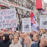 Sa protesta Srba u Kosovskoj Mitrovici zbog ukidanja dinara poruke međunarodnoj zajednici: Nije lako danas biti Srbin, ukidaju nam parče hleba 3