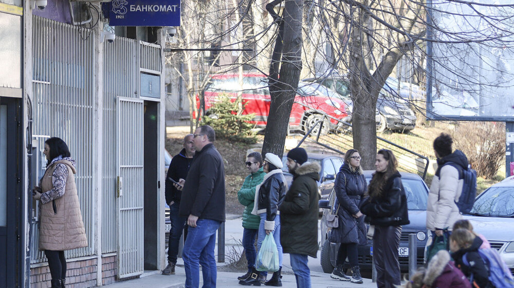 Na Kosovu redovi ispred bankomata, maksimalna isplata 10.000 dinara: "Osećamo se ugroženo" 1