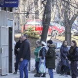 Na Kosovu redovi ispred bankomata, maksimalna isplata 10.000 dinara: "Osećamo se ugroženo" 6