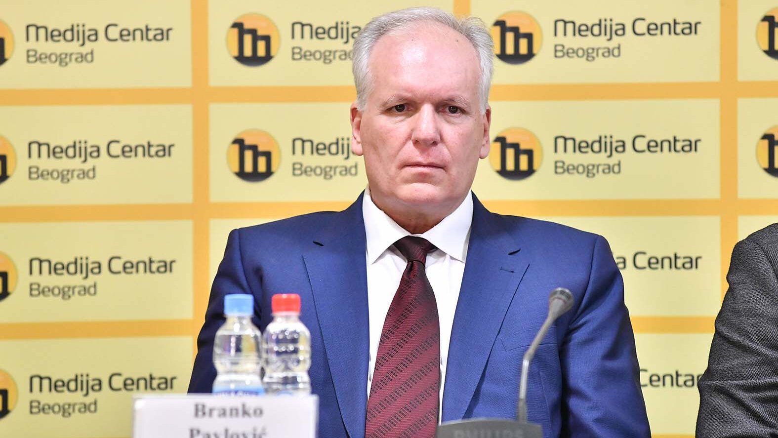 Kako je Vulin u stajlingu idejnog vođe potpuno prirodno ušetao u Skupštinu? 2 Kako je Vulin u stajlingu idejnog vođe potpuno prirodno ušetao u Skupštinu? 2