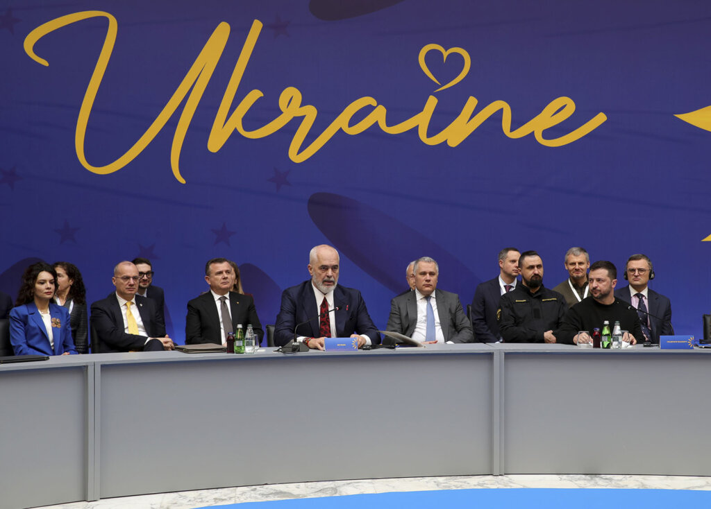 Vučić na panelu sa Zelenskim u Tirani, najavio nastavak humanitarne pomoći Ukrajini 2 Vučić na panelu sa Zelenskim u Tirani, najavio nastavak humanitarne pomoći Ukrajini 2