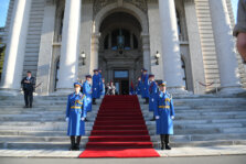 Skupština Srbije Konstituisana Skupština, poslanici dve opozicione koalicije se zakleli van sale (VIDEO/FOTO) 13