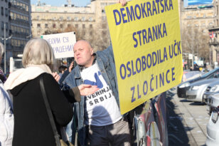 Simo Spasić ispred Skupštine Konstituisana Skupština, poslanici dve opozicione koalicije se zakleli van sale (VIDEO/FOTO) 11