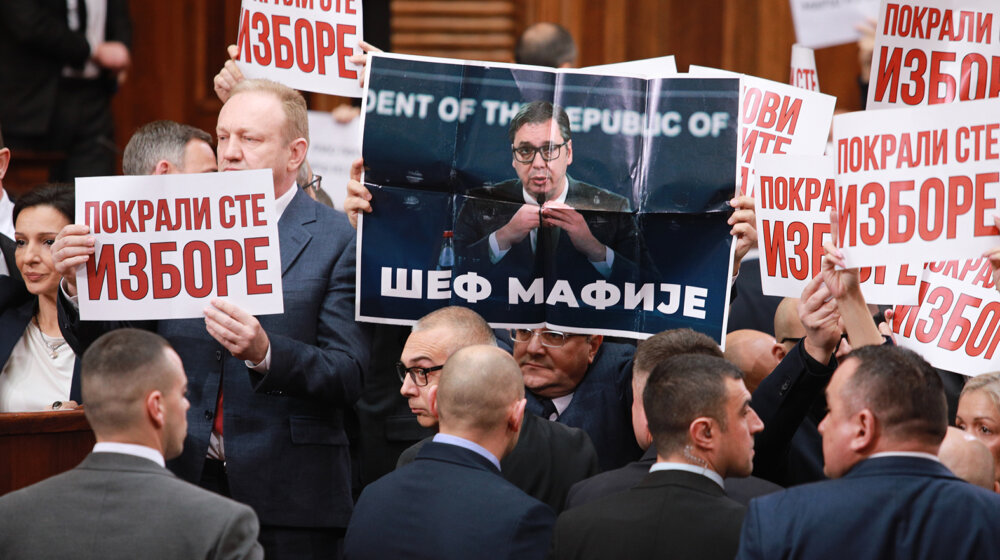 Slobodna Bosna o “haosu u parlamentu Srbije”: Opozicija šokirala Vučićeve naprednjake 1