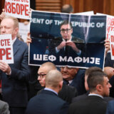 Slobodna Bosna o “haosu u parlamentu Srbije”: Opozicija šokirala Vučićeve naprednjake 1