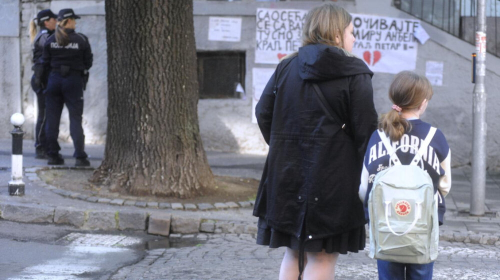 "Boja 'Ribnikara' je od maja crna, a ne roze": Roditelje i učenike zapanjio dopis direktora da deca obuku roze majice kao "poruku protiv nasilja" 1